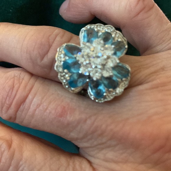 SIZE 6  beautiful ring in blue topaz and zircon, I believe.Pristine condition - Picture 7 of 8
